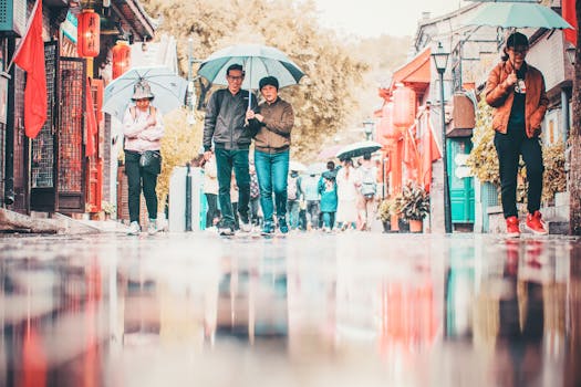 在北京多雨的街道上，人们打着雨伞，展现出充满活力的城市生活
