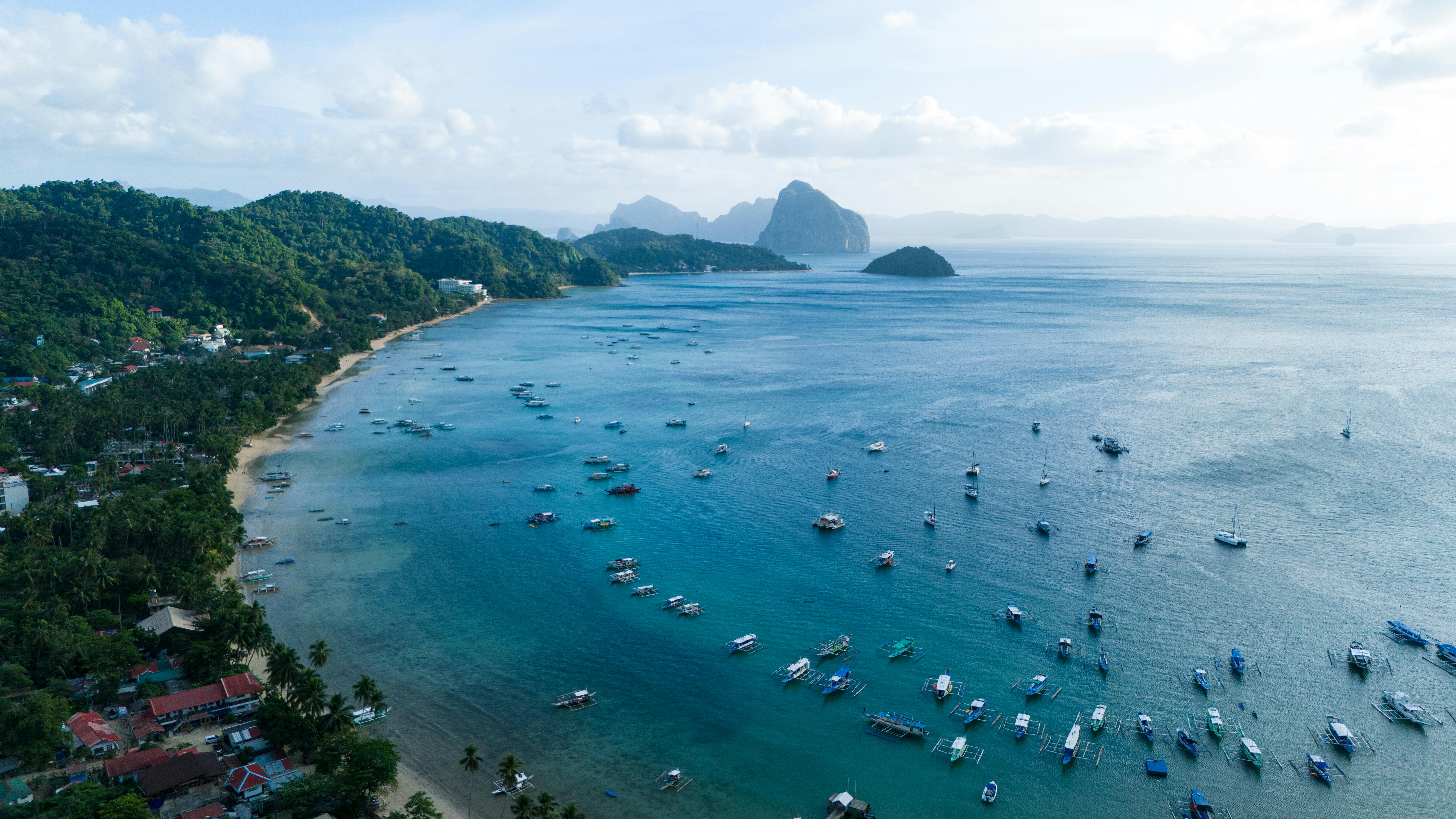 Limestone cliffs and clear waters of El Nido, Palawan