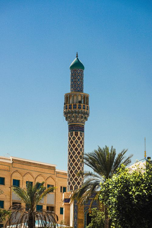 Free Intricate minaret and buildings showcasing Dubai's stunning Islamic architecture under a clear sky. Stock Photo