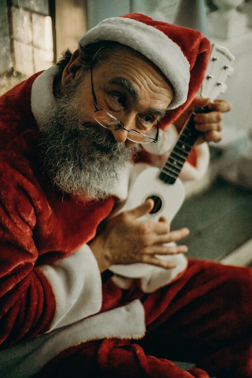 Beyaz Ukulele Tutan Noel Baba Kostümü Giyen Adam