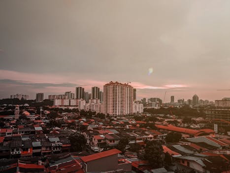 黄昏时分，城市景观在温暖的天空下展示着建筑物