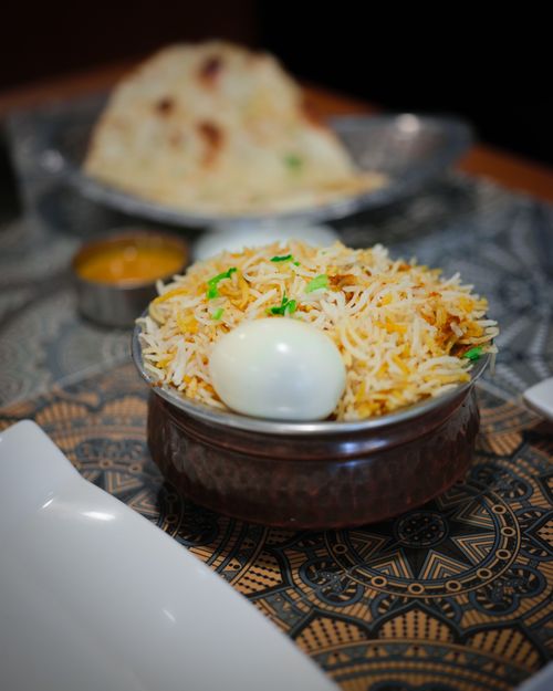 Free Close-up of flavorful biryani with boiled egg, perfect for Indian cuisine lovers. Garnished and ready to eat. Stock Photo