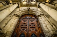 宏伟的哥特式大教堂入口特写，可见精细的柱子和古老的小门