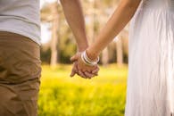 春天里，一对夫妇在户外牵手，捕捉爱情与联系的浪漫场景