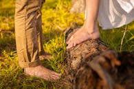 秋天，阳光明媚的公园里，一对夫妇赤脚站在木头上