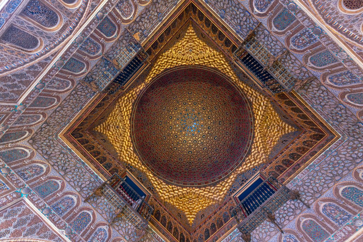 Tavan mudéjar ornamentat din Real Alcázar, cu tipare geometrice complexe în lemn