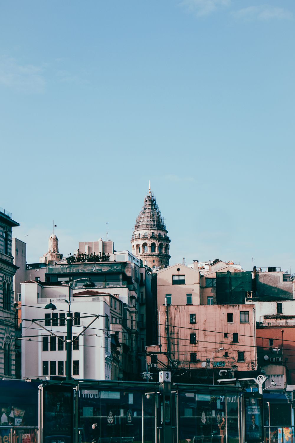 Torre de Gálata elevándose sobre el paisaje urbano de Estambul