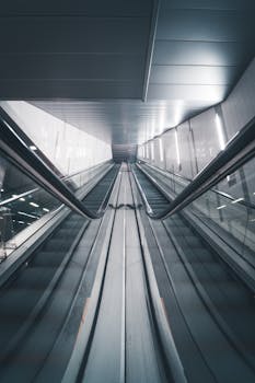 低角度的室内自动扶梯与现代建筑和时尚设计相得益彰