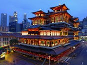 城市天际线映衬下，新加坡唐人街的佛牙寺灯火通明