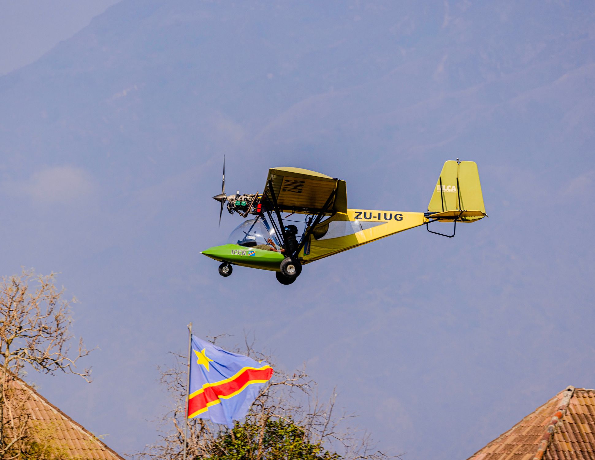 Ultralight Aircraft Soars over DRC Landscape · Free Stock Photo