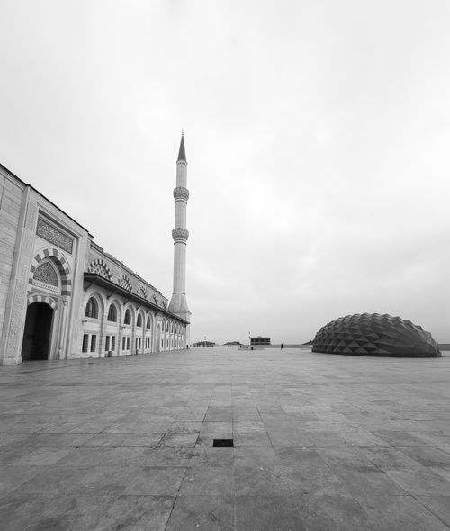 Free Breathtaking view of a mosque in Istanbul, featuring intricate architectural design under a cloudy sky. Stock Photo