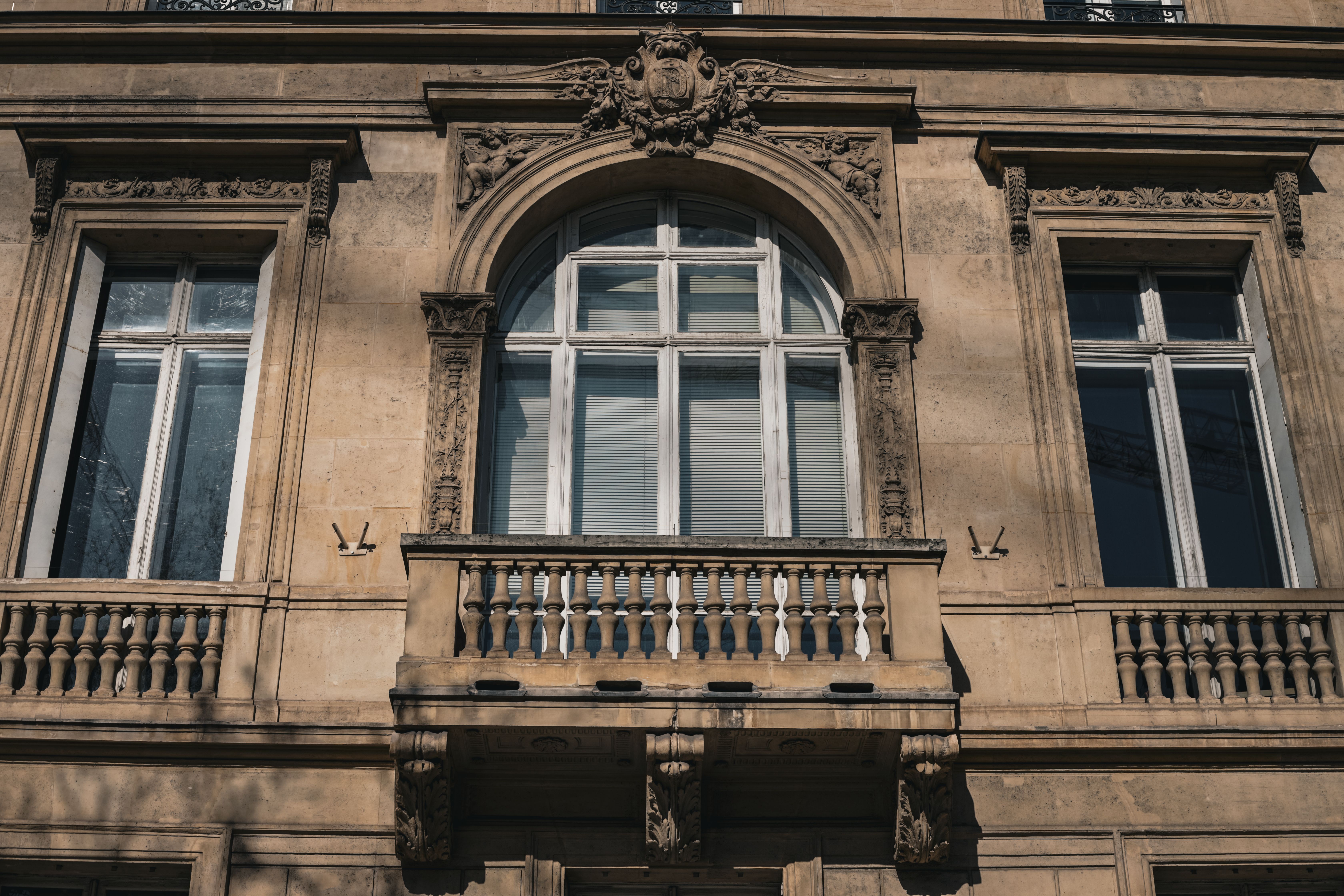 Classic Parisian Architecture with Stone Facade · Free Stock Photo