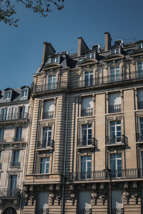 Free Stunning Parisian architecture showcasing a classic 19th-century building facade on a sunny day. Stock Photo