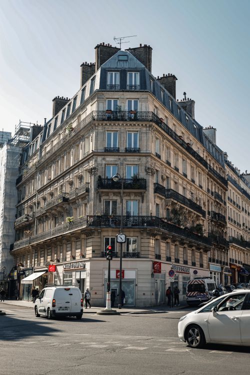 Elegant 19th Century Parisian Corner Building · Free Stock Photo