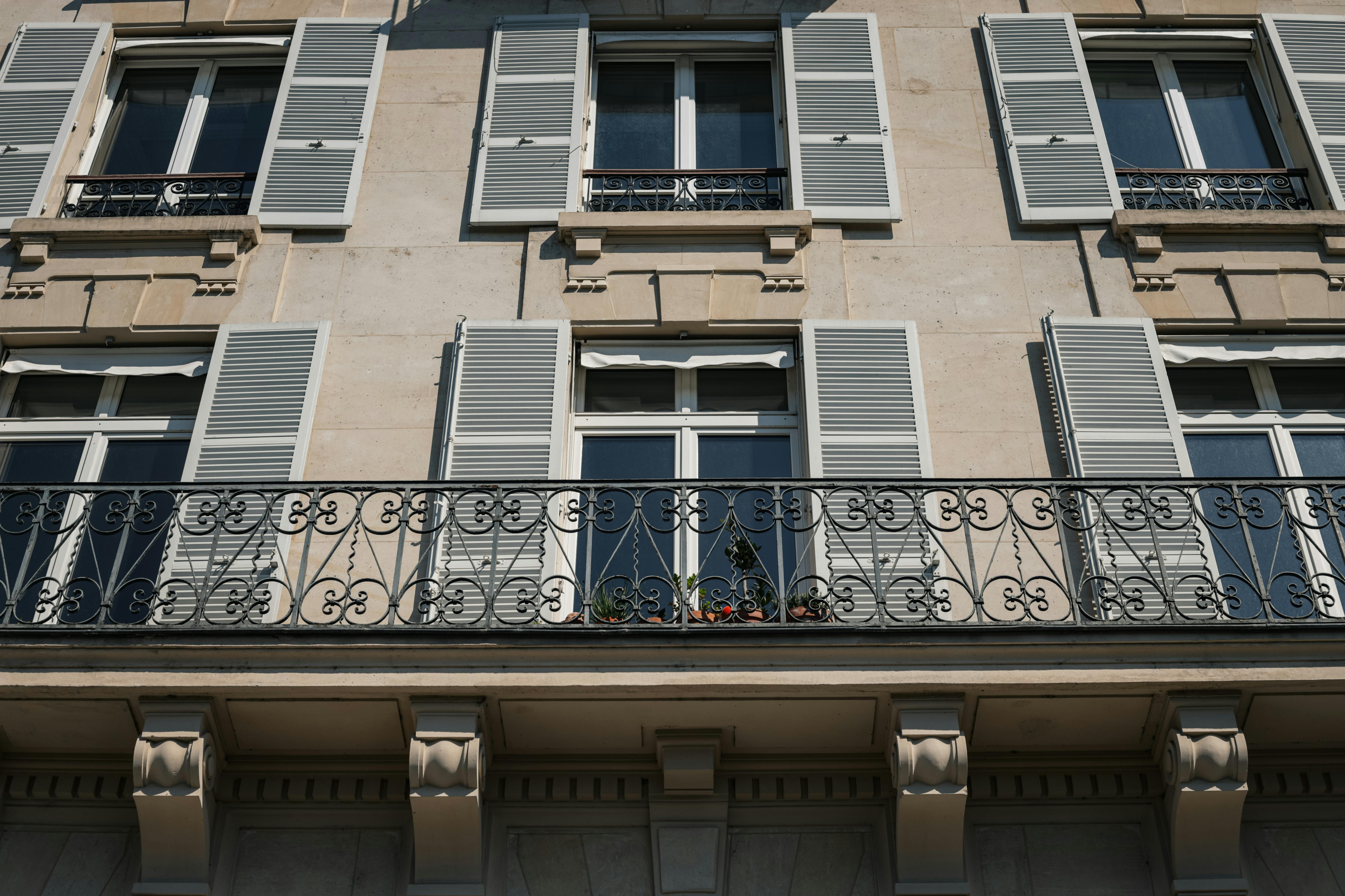 Gouttière balcon : Solutions et prix 2026