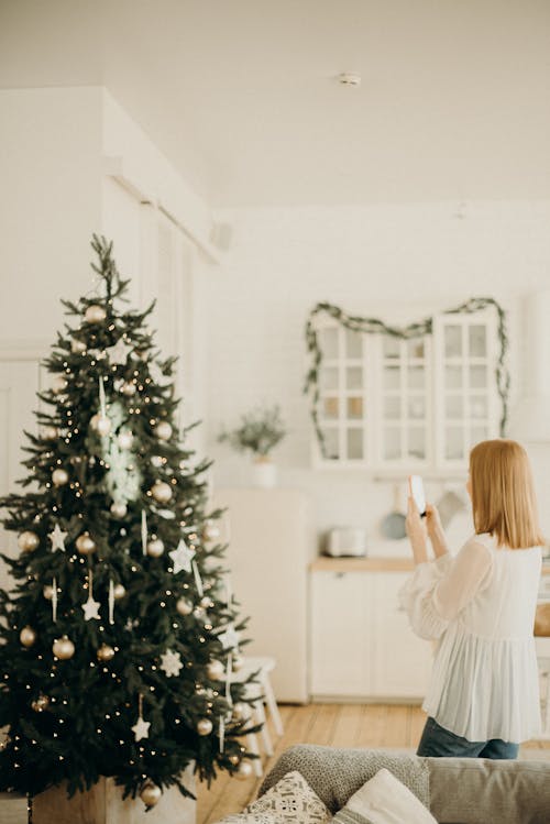 Noel Ağacının Fotoğrafını çeken Kadın