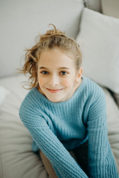 무료 파란색 스웨터를 입은 소녀의 사진 스톡 사진