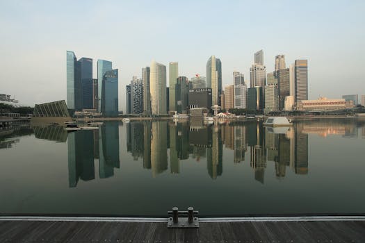 白天，滨海湾上空倒映着令人惊叹的新加坡天际线