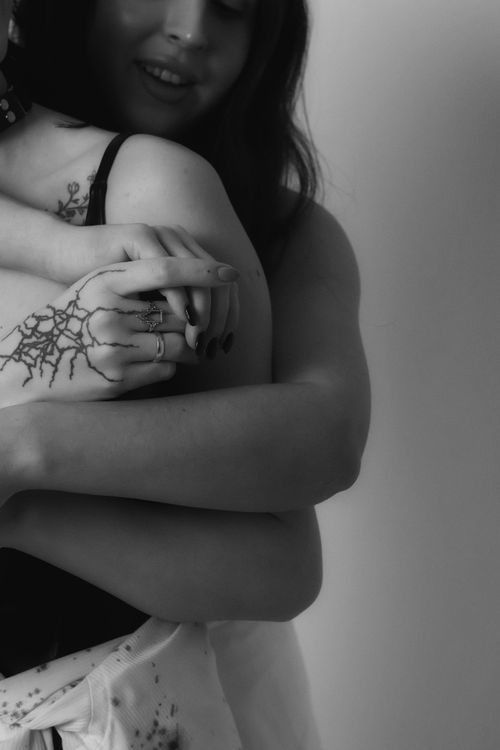 Free Emotional black and white photo of two women embracing, showcasing affection and connection. Stock Photo