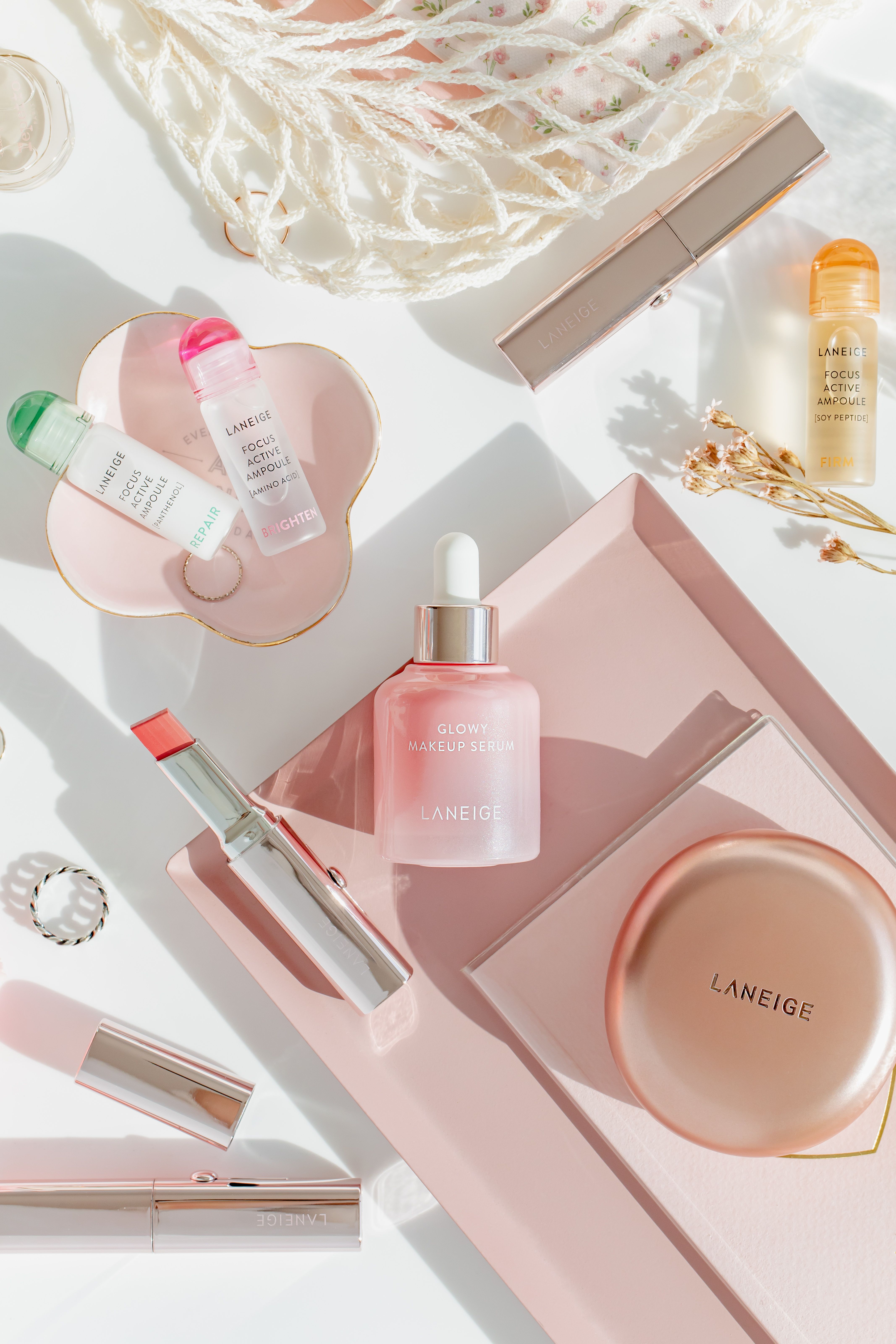 Produtos de skincare e maquiagem coreana organizados sobre superfície clara
