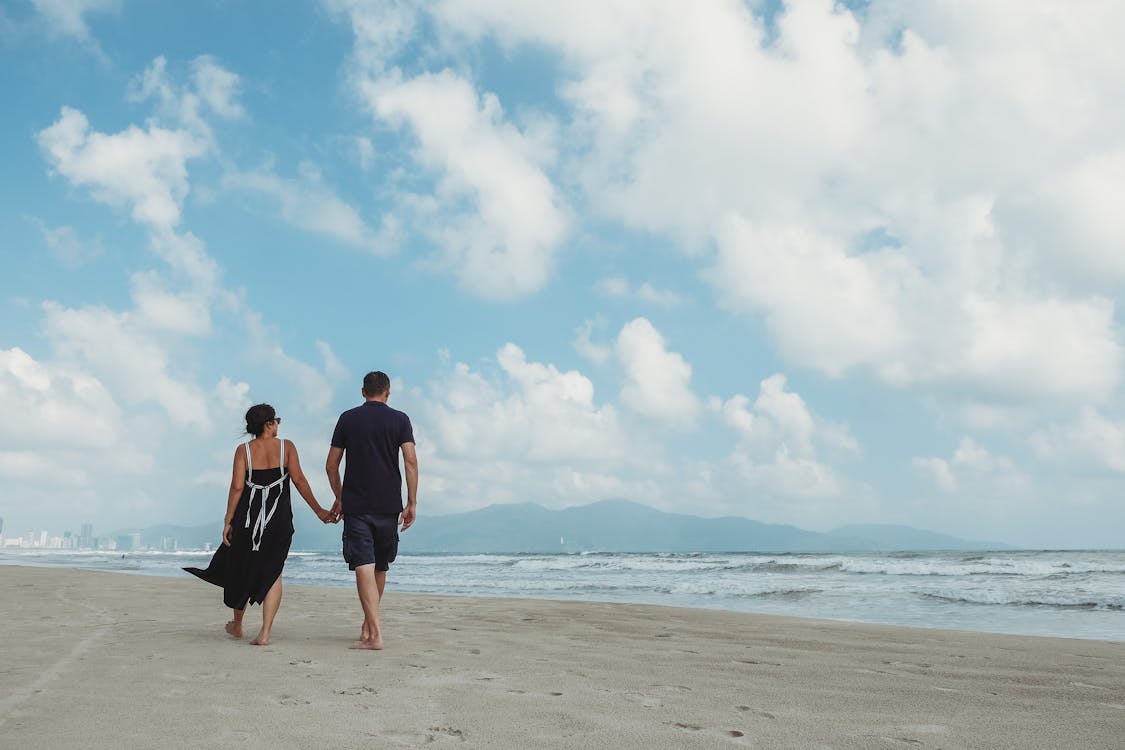 해변에서 산책하는 커플