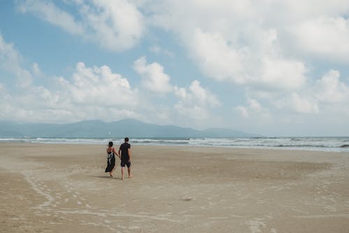 無料 海岸を歩く男と女 写真素材