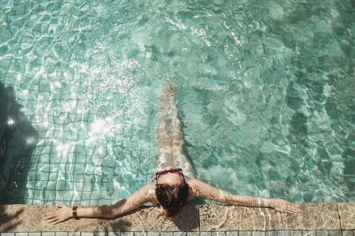 Mujer Relajante En La Piscina