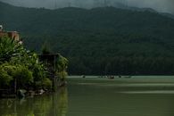 宁静的湖畔，小船与郁郁葱葱的绿色山丘，构成完美的旅行灵感