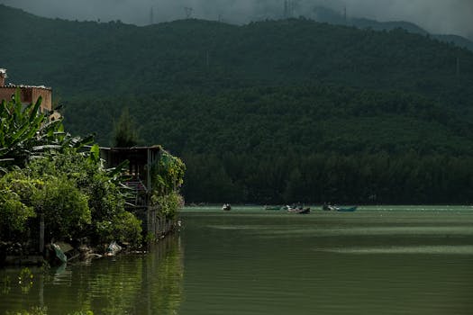 宁静的湖畔，小船与郁郁葱葱的绿色山丘，构成完美的旅行灵感
