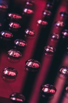 水滴在红色反光金属表面的特写视图