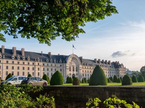 Beautiful shot of the historic École Militaire in Paris, capturing its classic architecture.