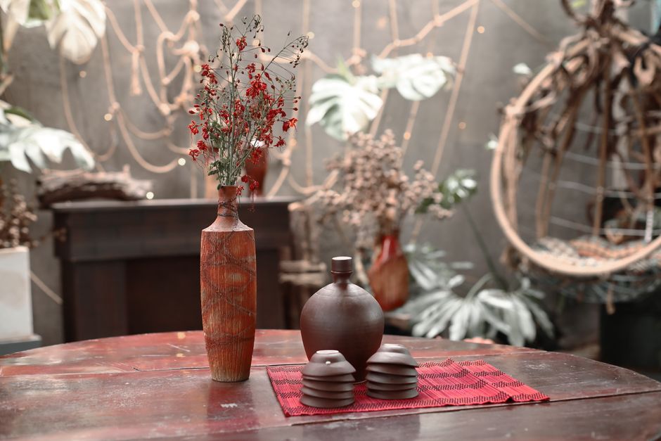 Terracotta vloerkleed in zonnige woonkamerinterieur Terracotta vloerkleed in zonnige woonkamerinterieur