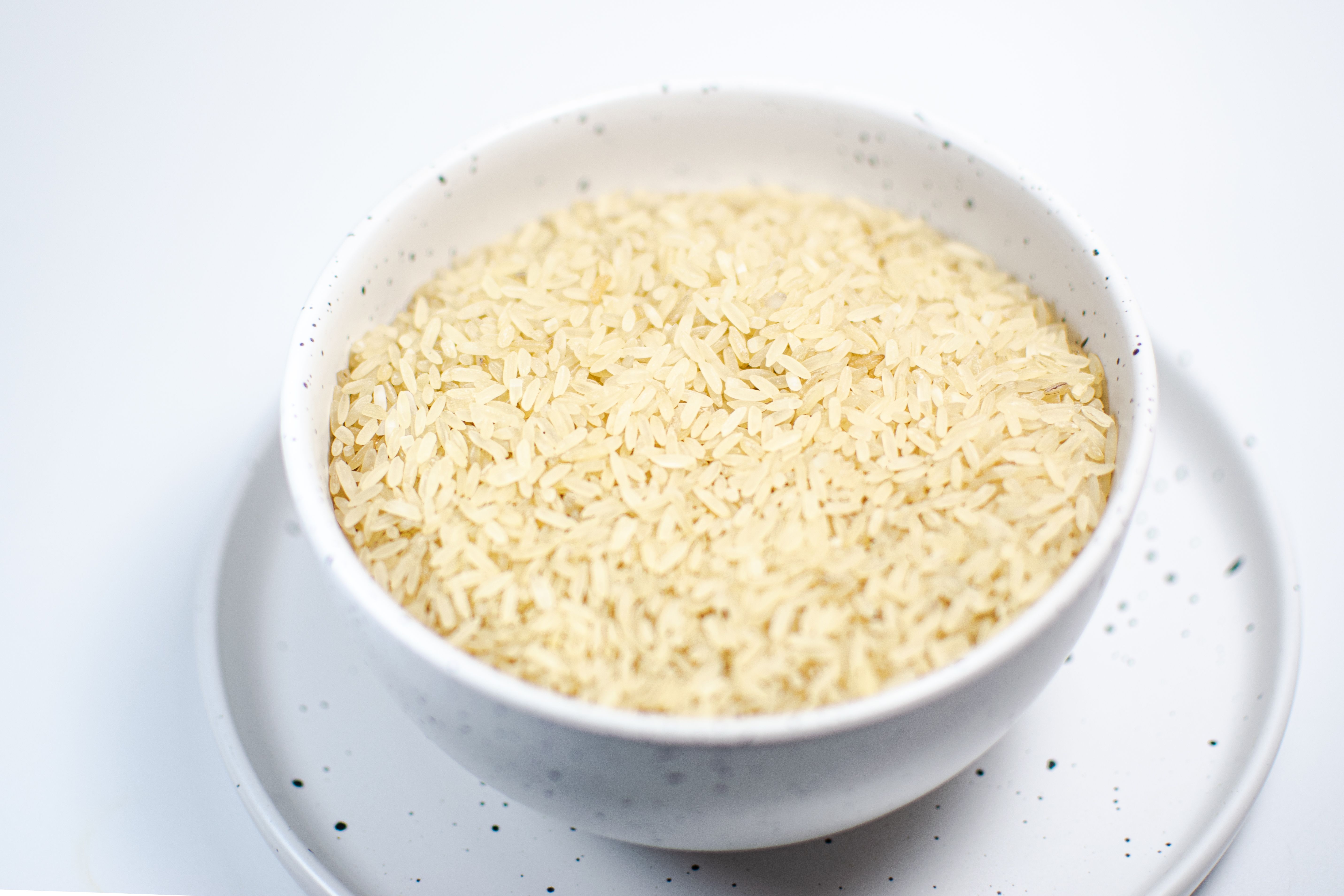 Ciotola Di Riso Crudo Su Sfondo Bianco · Immagine gratuita