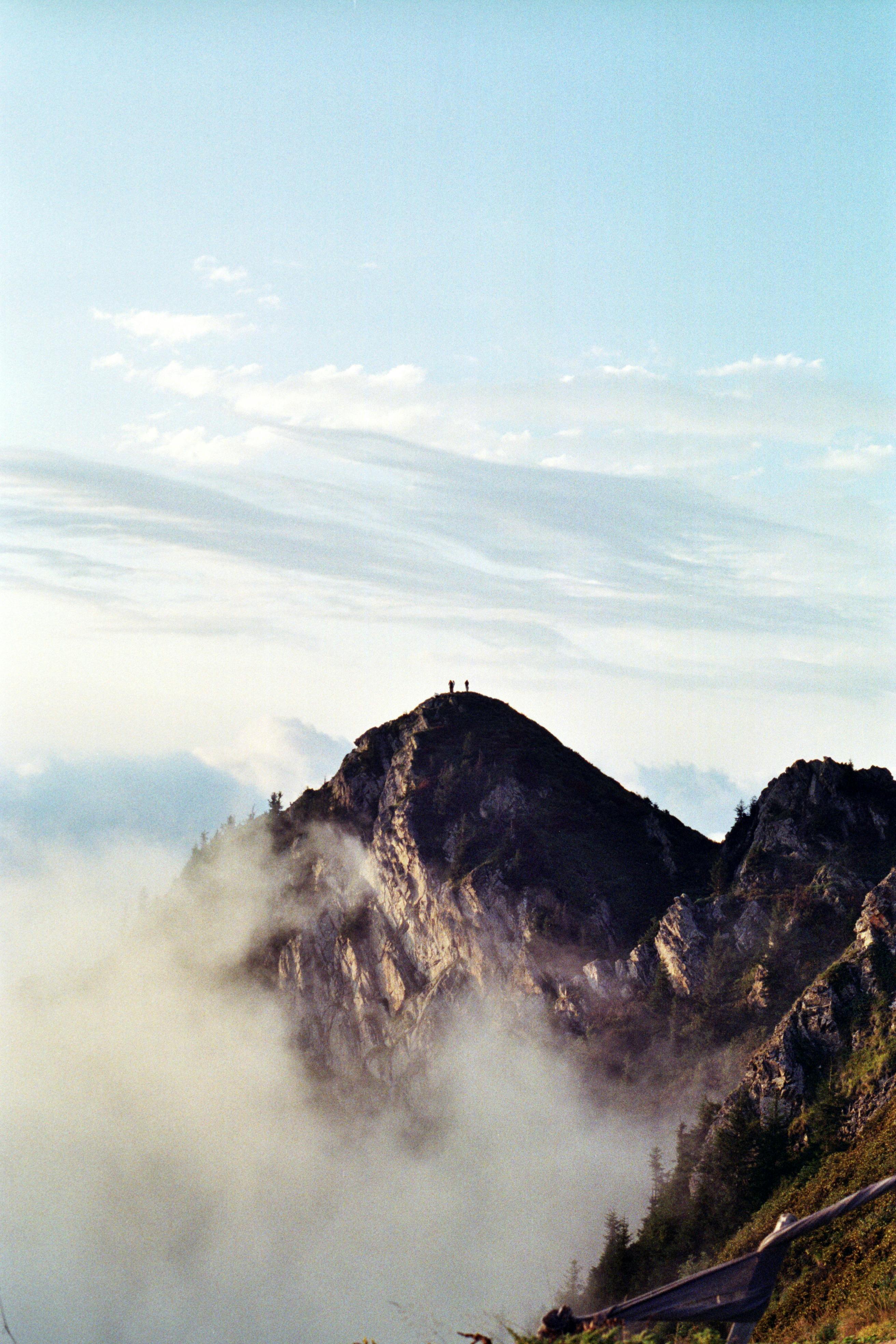 A breathtaking view of a mountain peak surrounded by clouds in Rize, Türkiye.