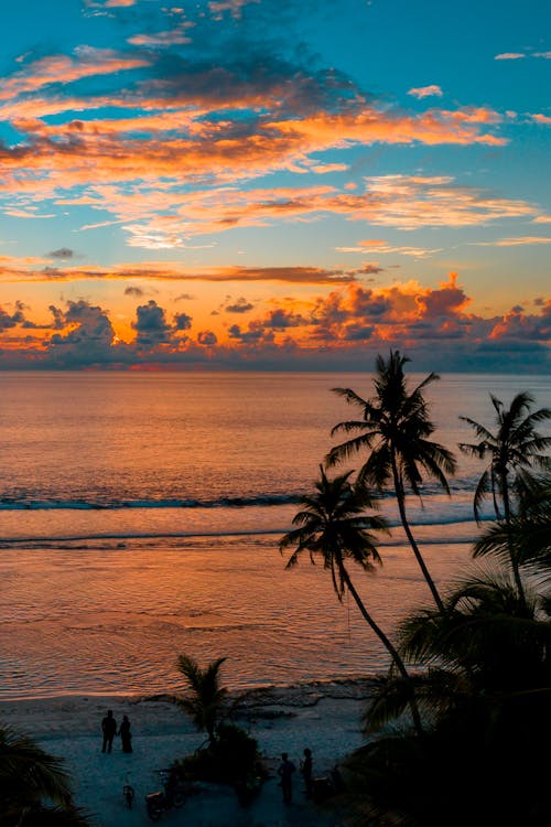 Pantai Di Bawah Golden Hour