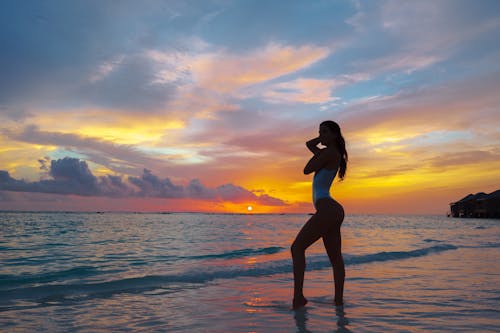 Mulher Em Pé Na Praia