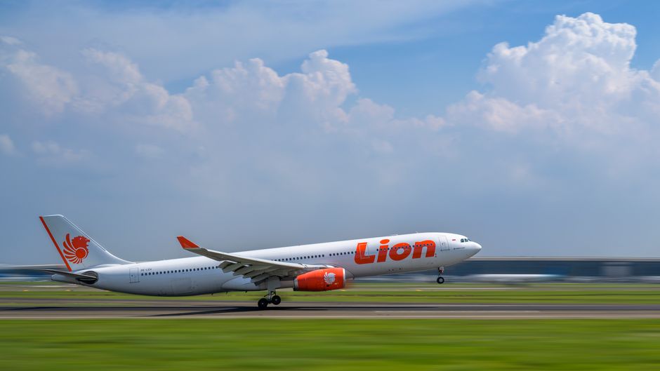 Jakarta Airport Reopens After Krakatau Eruption