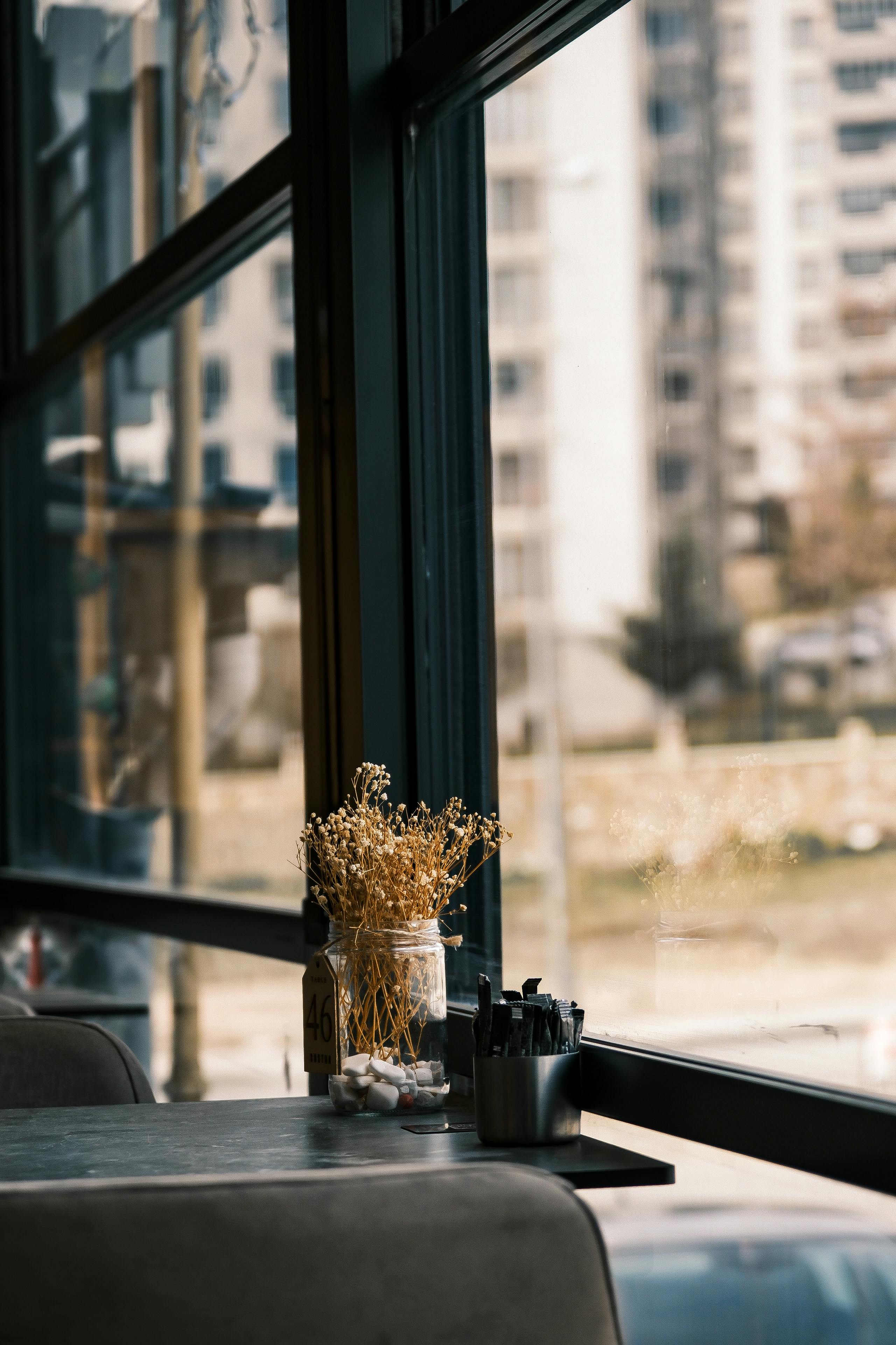 Cafenele vegane cu vibe boem și design interior creativ