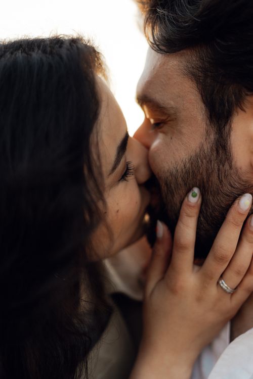 Free Close-up of a couple sharing a romantic kiss, capturing an intimate moment. Stock Photo