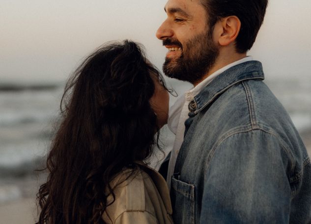 Online dating: starting a conversation on a niche platform