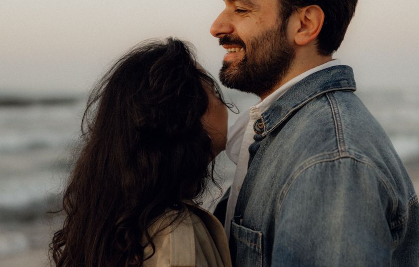 Online dating: starting a conversation on a niche platform