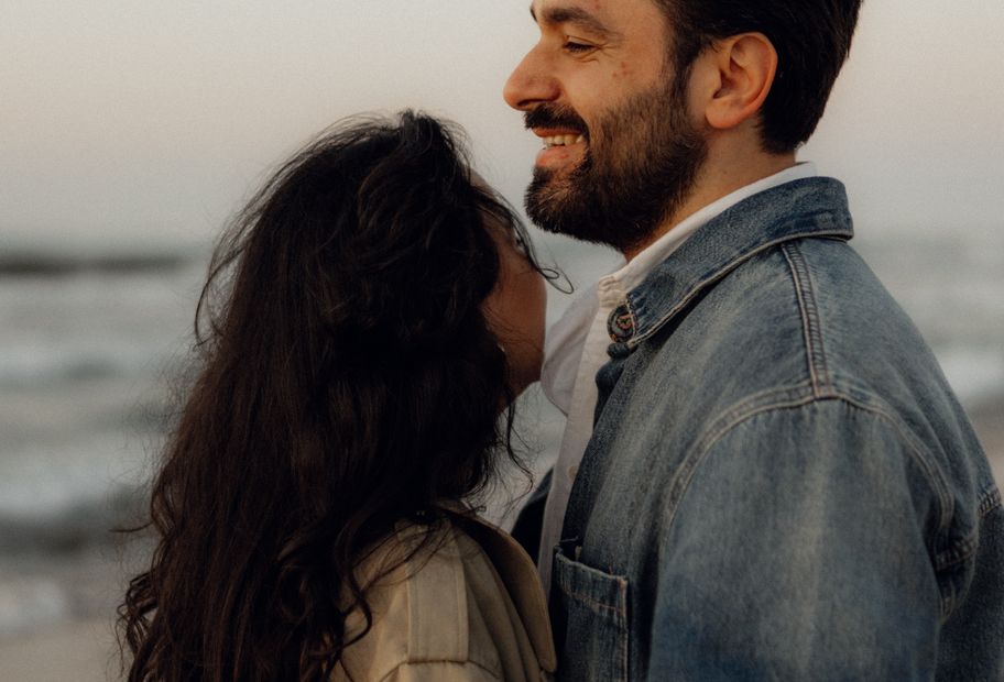 Online dating: starting a conversation on a niche platform