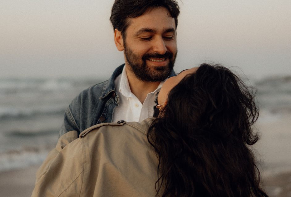 Online dating: starting a conversation on a niche platform