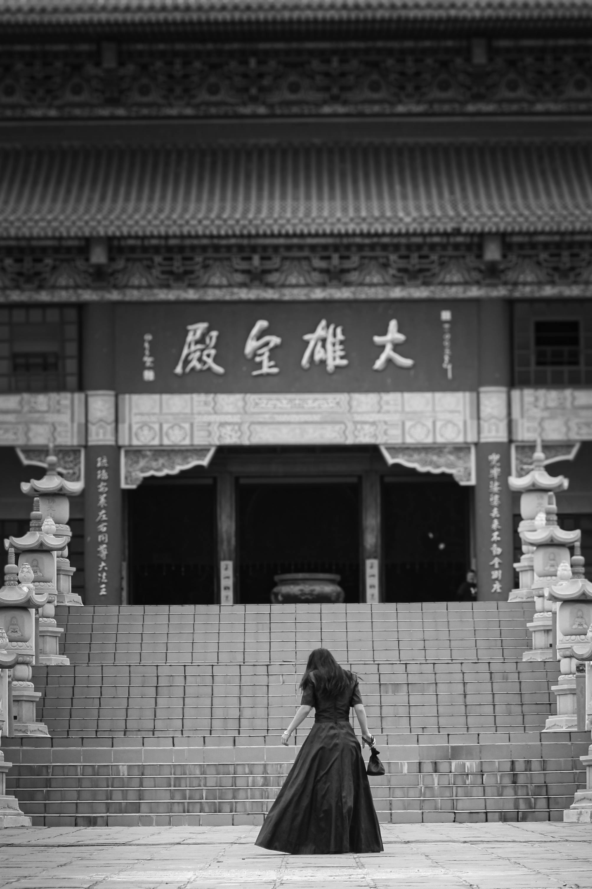 Gratuit Scenă elegantă alb-negru cu o femeie la intrarea într-un templu tradițional chinezesc. Fotografie de stoc