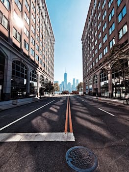 现代城市街道空荡荡的，两侧摩天大楼与天际线构成一幅视图