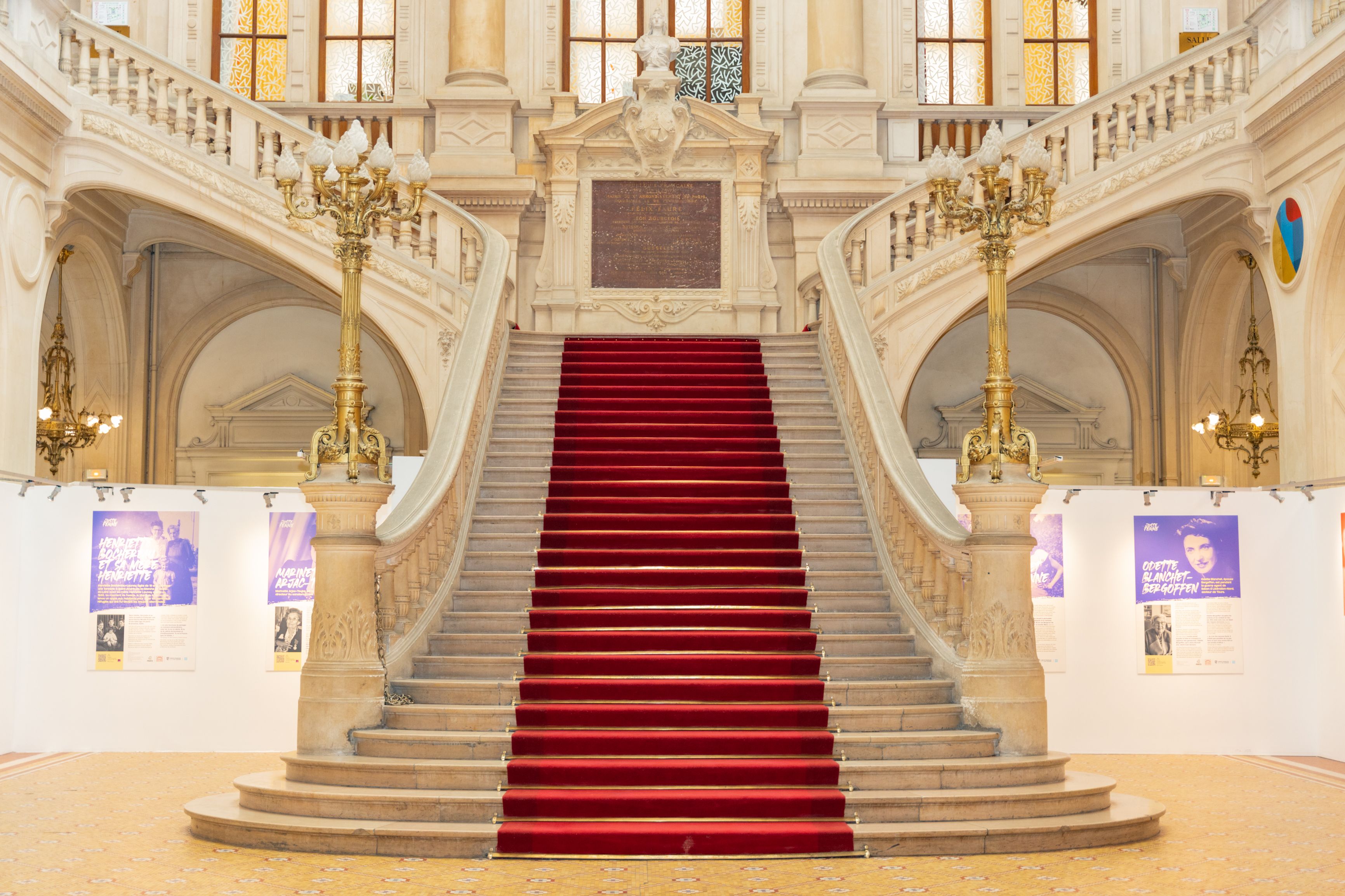 Hall d'entrée élégant avec décor mural