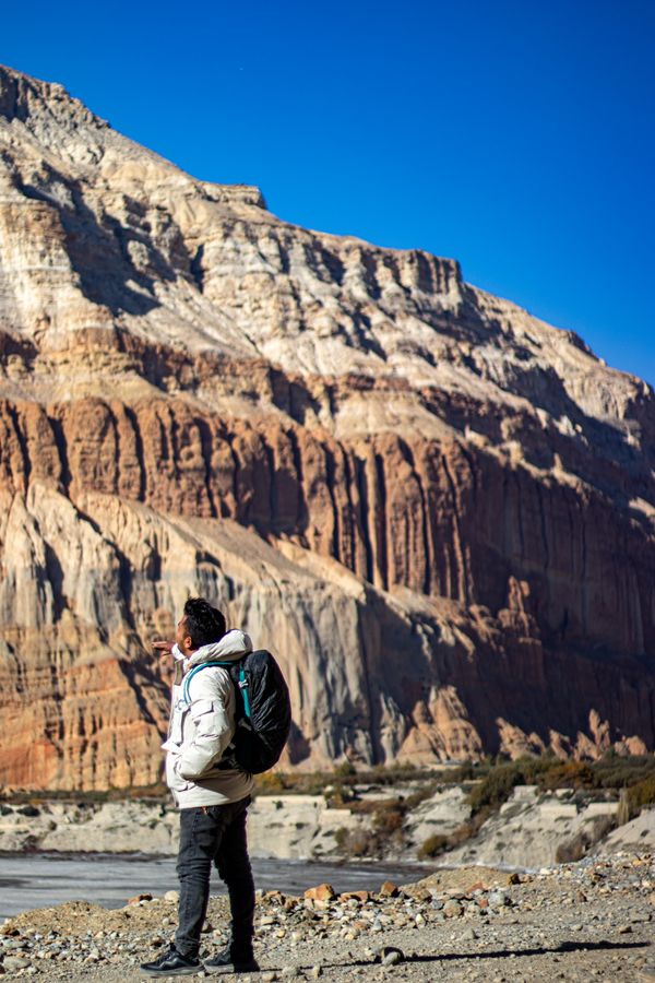 Voyageur face à un paysage de montagne