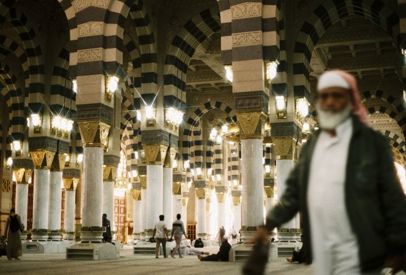 Interior megah Masjid Nabawi dengan kubah dan pilar