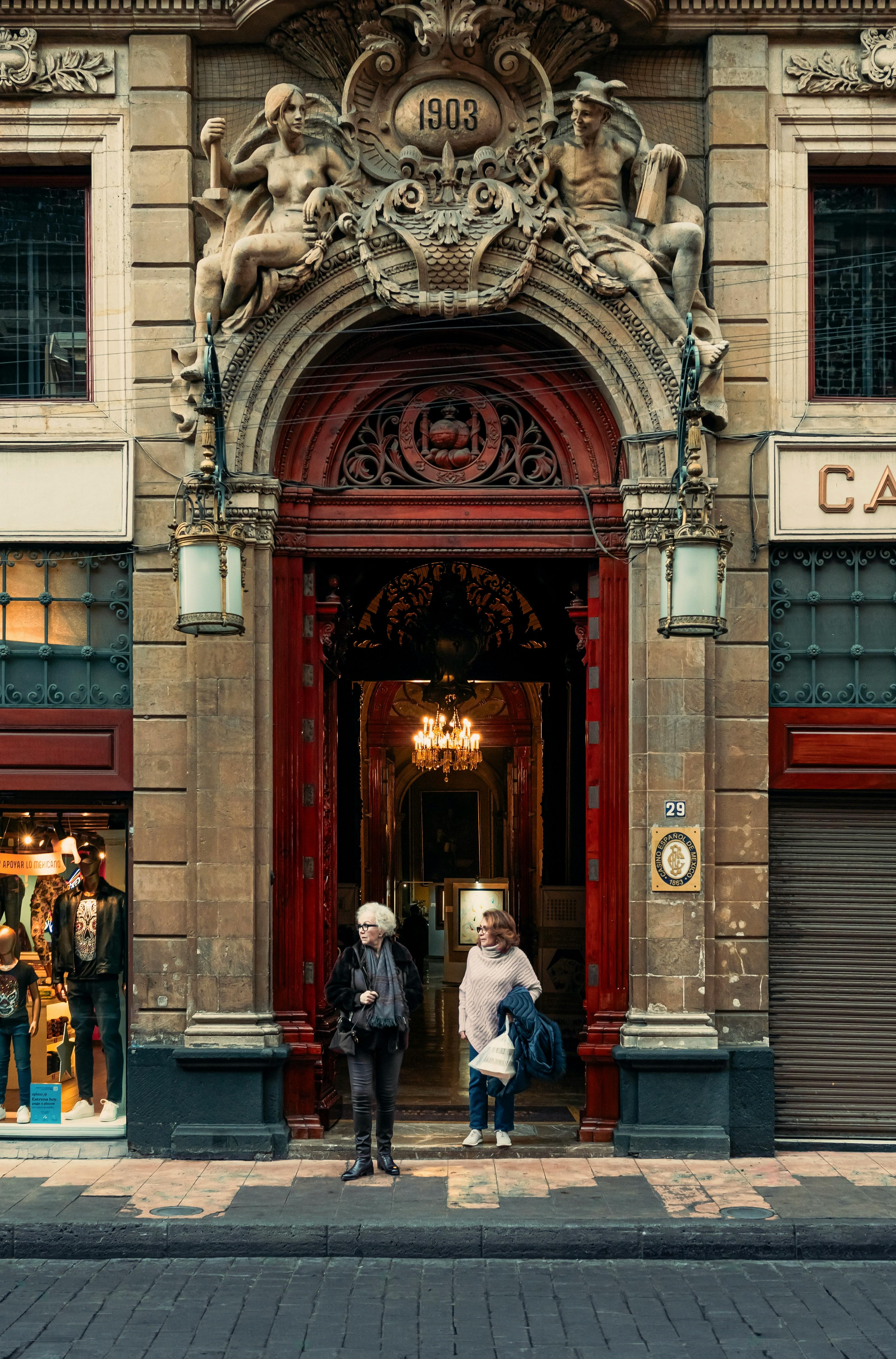 Miễn phí Cánh cửa đá thanh lịch với những tác phẩm điêu khắc từ năm 1903, mọi người đi qua. Ảnh lưu trữ