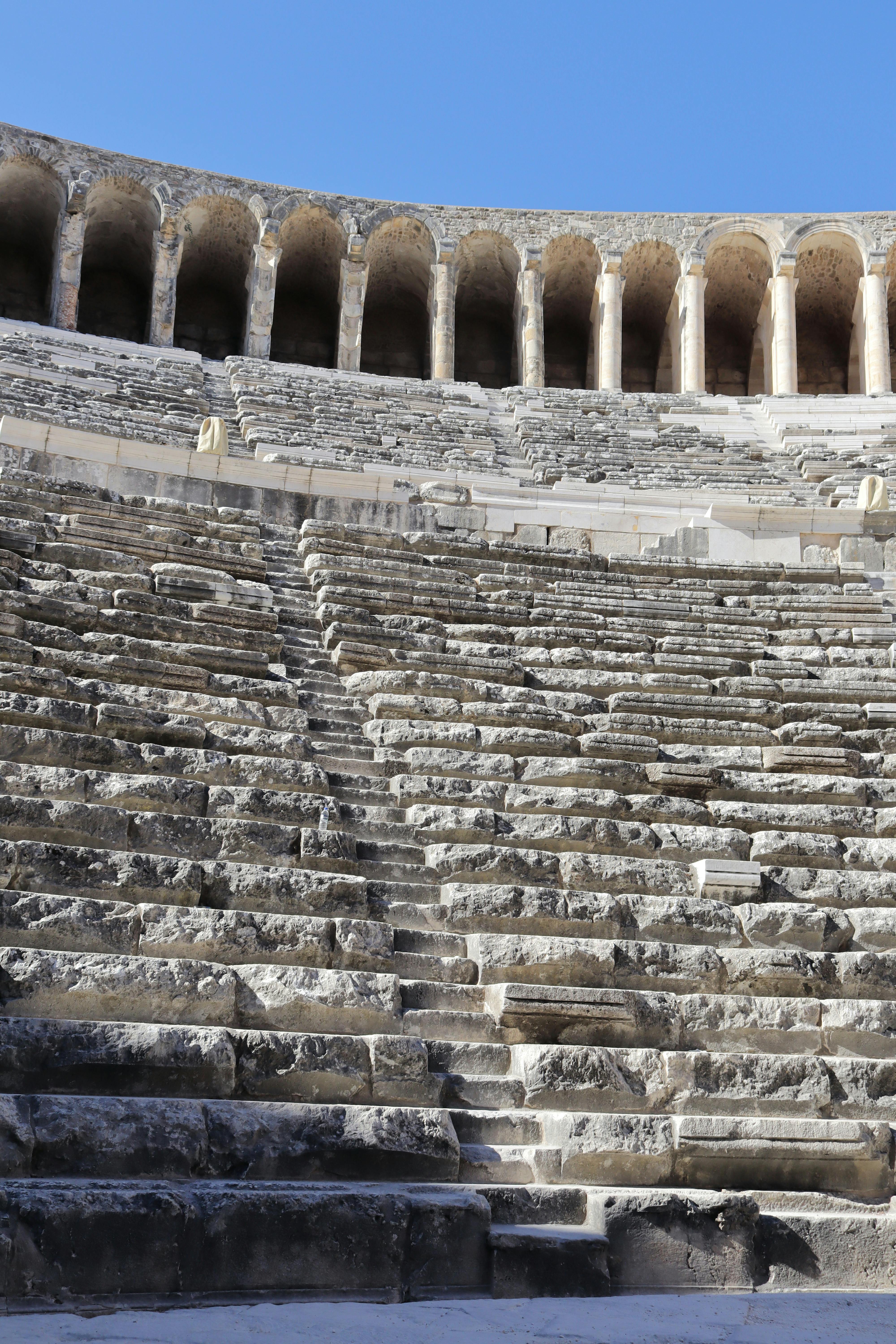 grátis Captura do grande e antigo Teatro Aspendos, exibindo arquitetura histórica em Antália, Turquia. Foto profissional